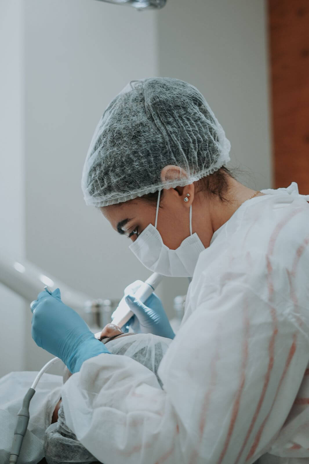 Dra. Ana Paula Fernandes durante atendimento odontológico
